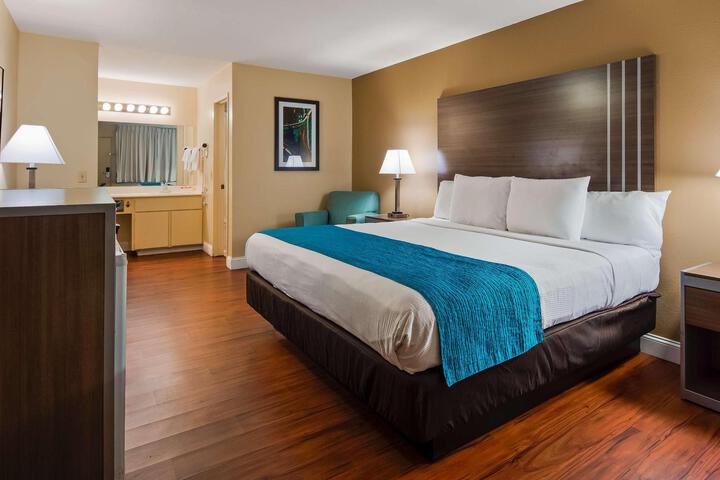 1 King Bed Microwave and Refrigerator Flat Screen Television High Speed Internet Accessible (5 of 20)