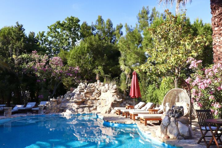 Pool 105 of 142