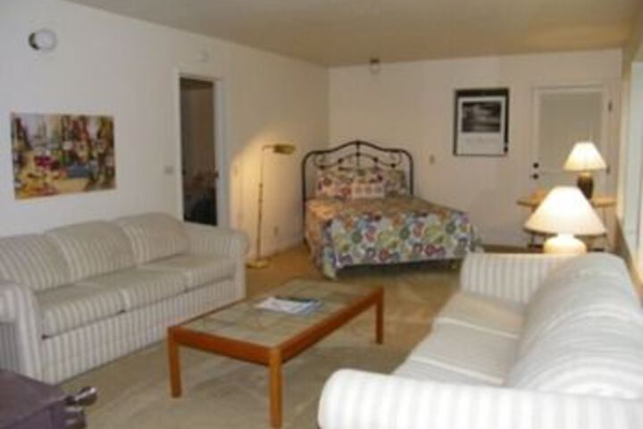 Image of Madrone Meadow 5 Bedroom Home by RedAwning