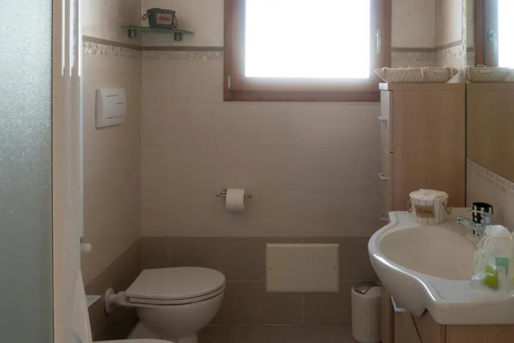 Room 9 of 16