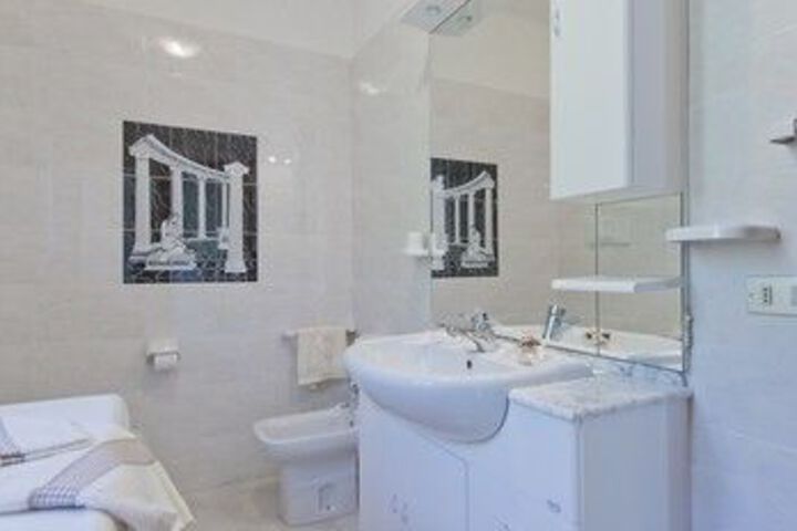Room 2 of 10