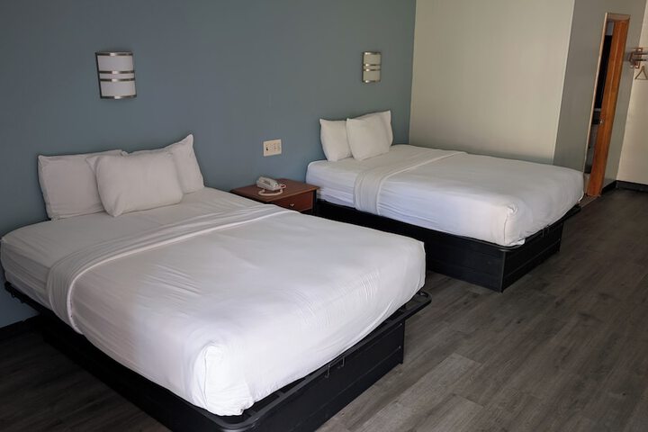 1 Queen Bed (5 of 16)