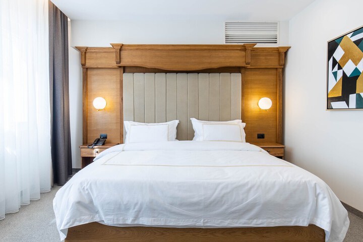 Room 9 of 85