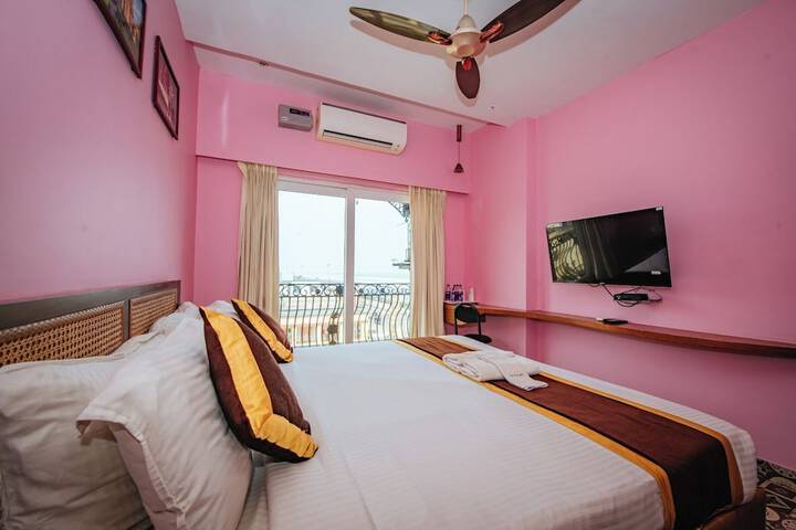 Room 5 of 9