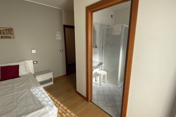 Room 32 of 148