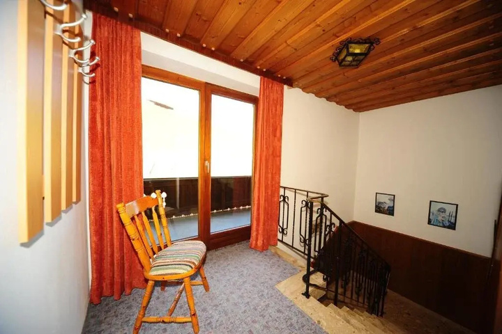 Room 5 of 9