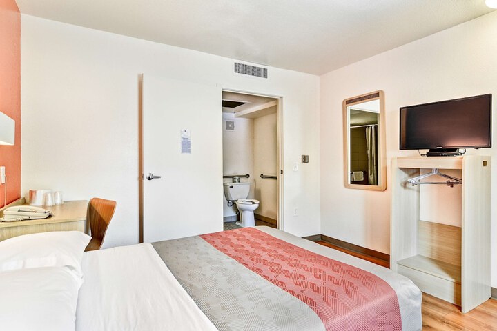 1 Queen Bed (9 of 11)