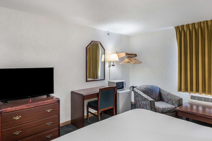 1 King Bed (3 of 15)