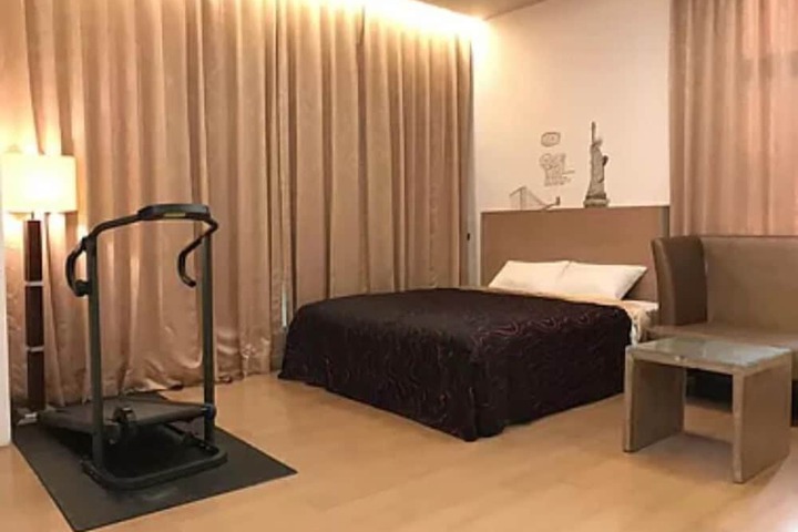 Room 10 of 33