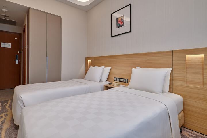Room 10 of 35
