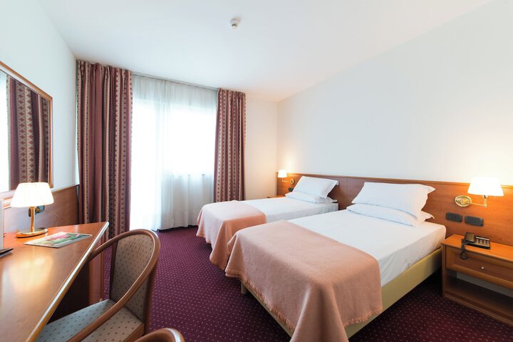 Room 14 of 33