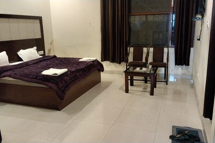 Room 6 of 13