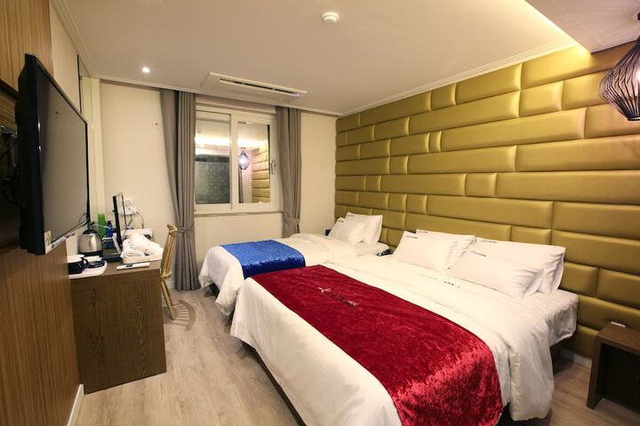Room 10 of 22