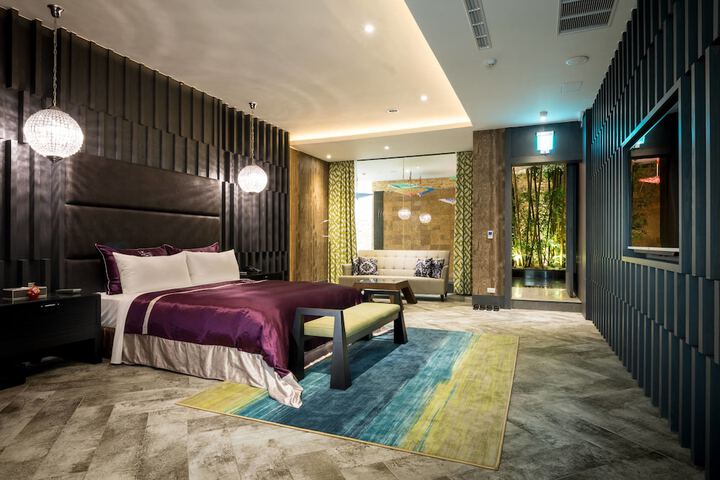 Room 5 of 13