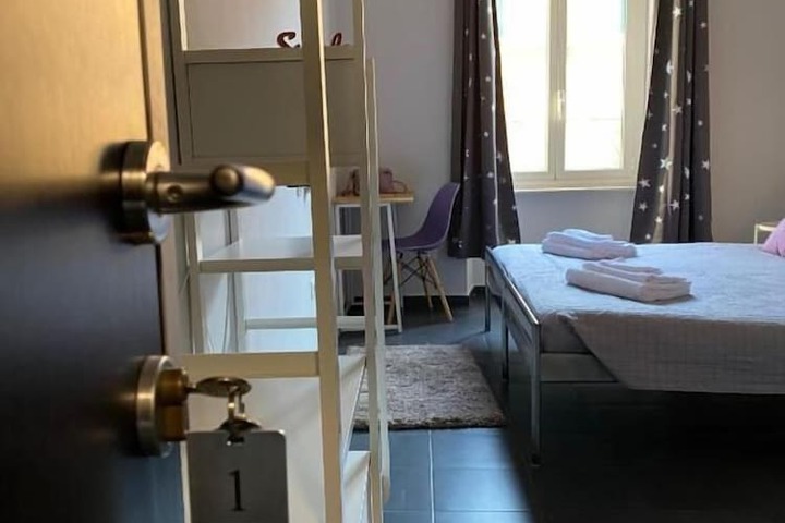 Room 6 of 32