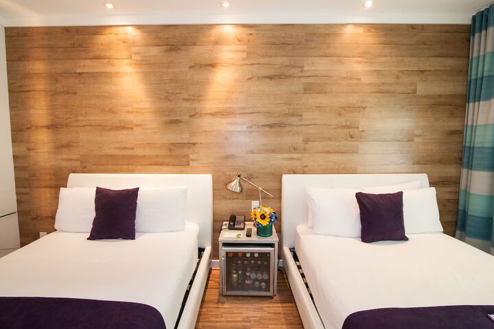 Double Accessible Queen Size Bed (12 of 16)