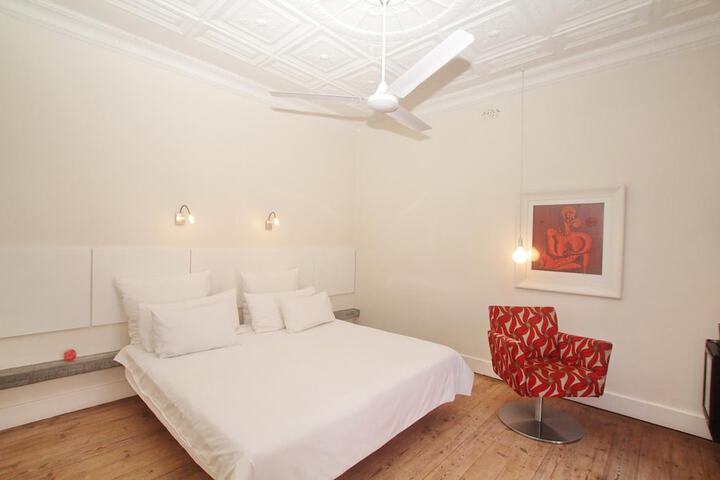 Room 6 of 28