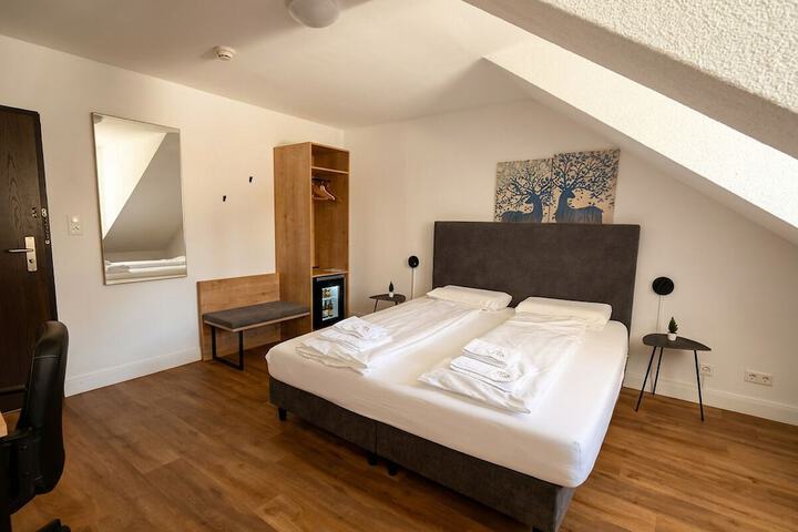 Room 10 of 16