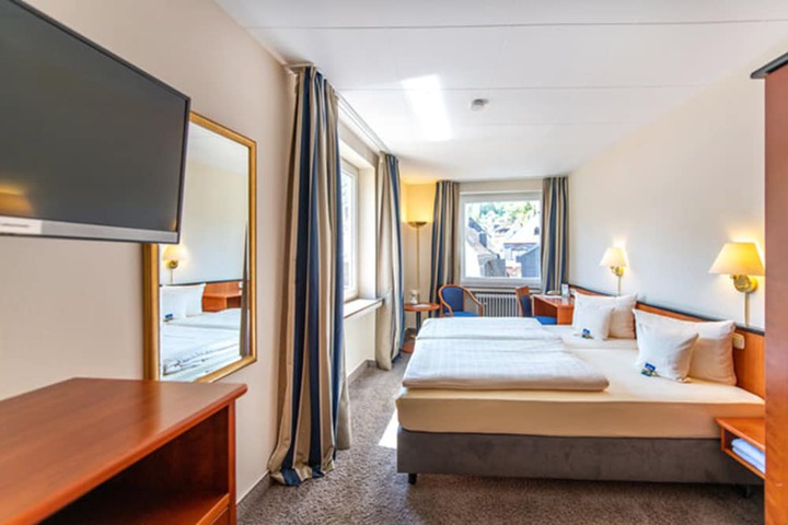 Room 3 of 40