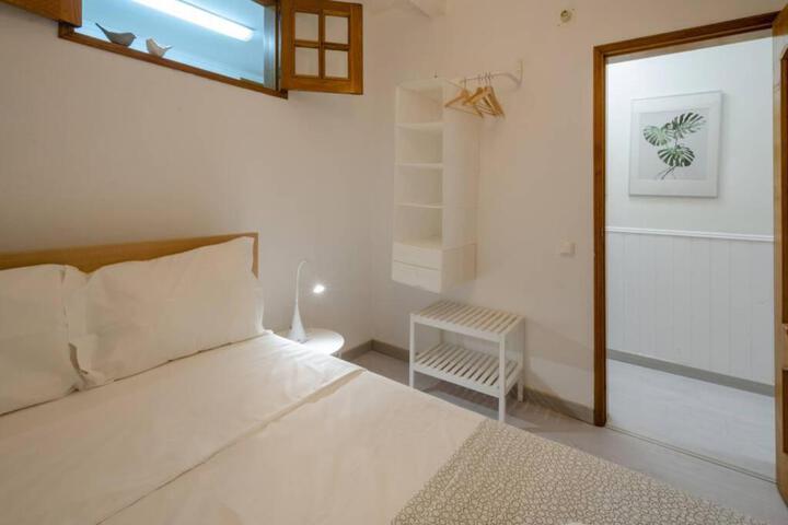 Room 5 of 12