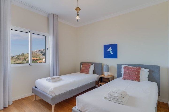 Room 4 of 8