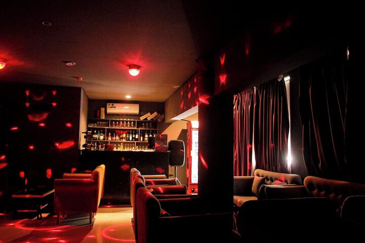 Lounge 67 of 86