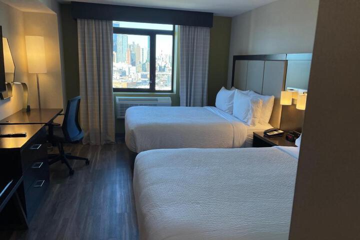 1 Queen Bed (1 of 3)
