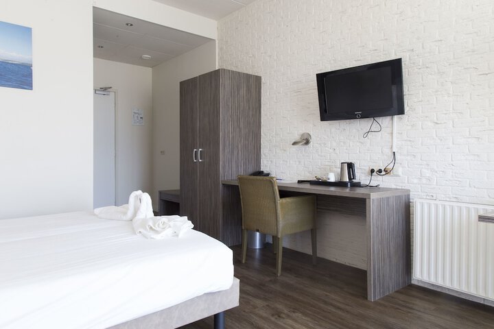 Room 2 of 45