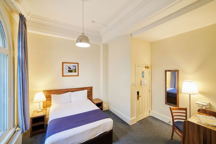 Room 10 of 30