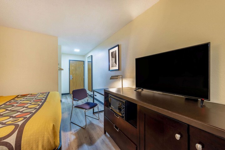 1 Queen Bed Mobility Accessible (3 of 8)
