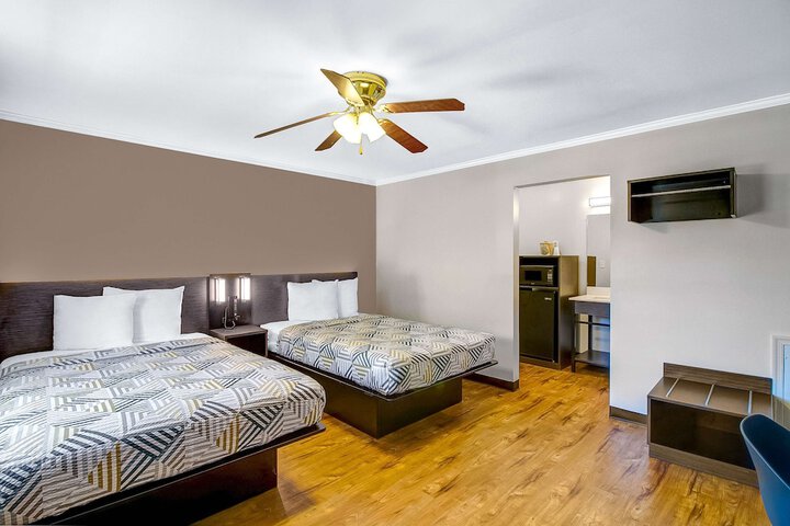 Deluxe Room 2 Double Beds Refrigerator, Microwave (9 of 15)