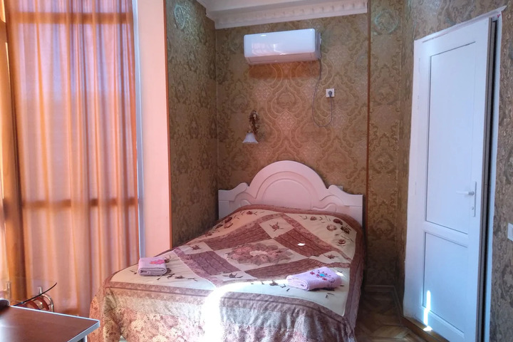 Room 5 of 10
