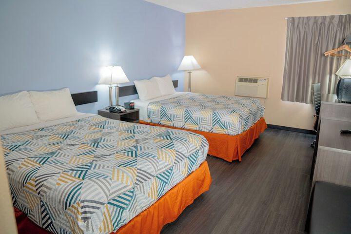 1 Queen Bed Micfridge (11 of 15)