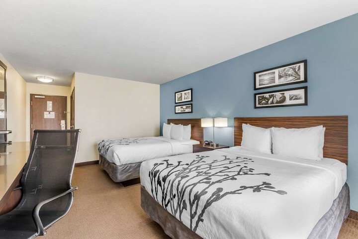 2 Queen Beds Mobility Accessible (7 of 20)