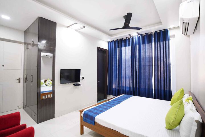 Room 6 of 8