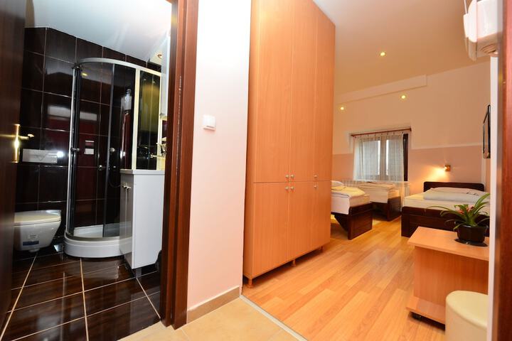 Room 4 of 68
