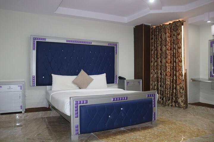 Room 4 of 14