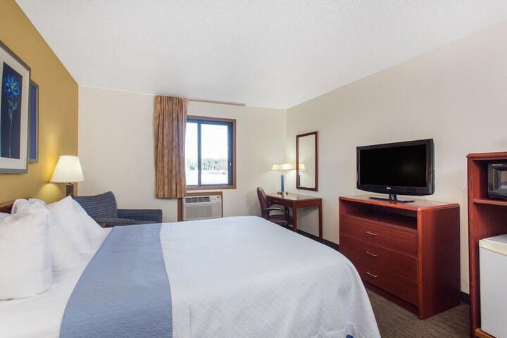 1 Queen Bed (5 of 7)
