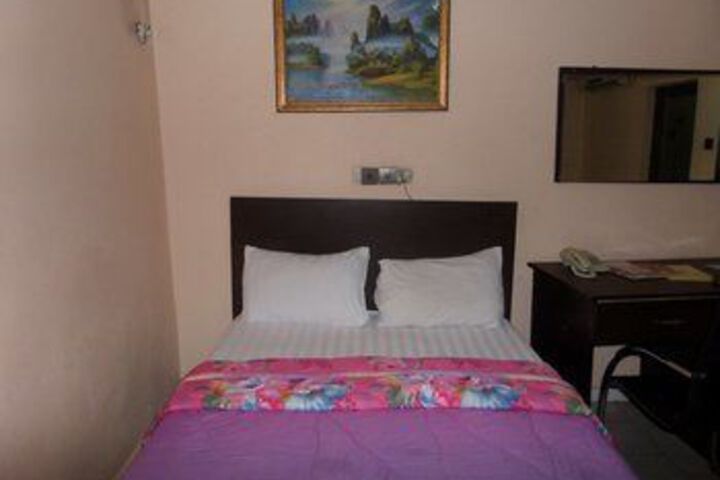 Room 6 of 27