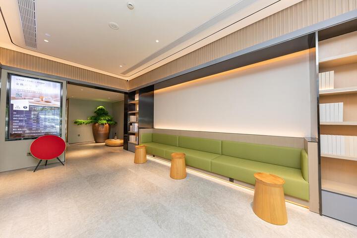 Lounge 32 of 39