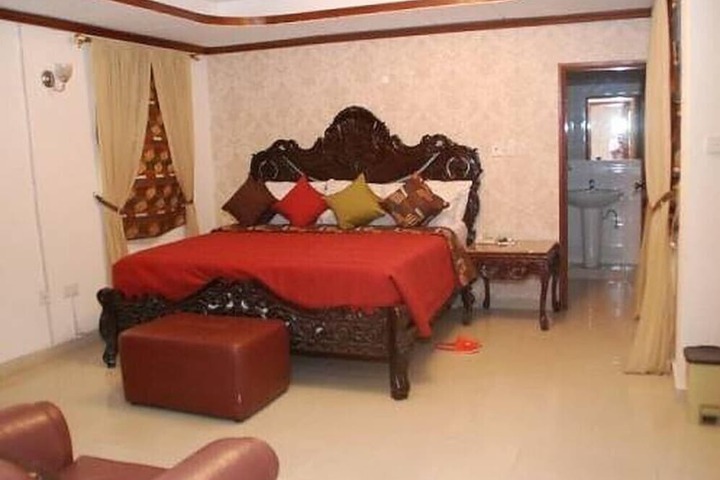 Room 3 of 9