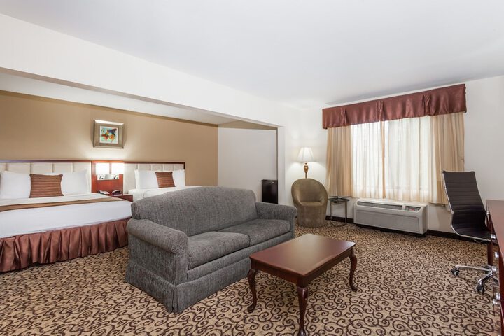 2 Queen Beds (2 of 5)