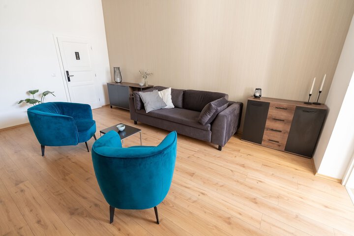 Lounge 43 of 48