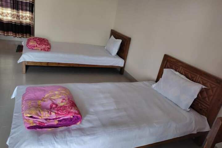 Room 6 of 12