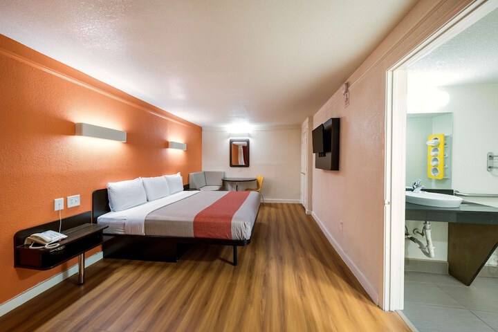 1 King Bed (10 of 11)