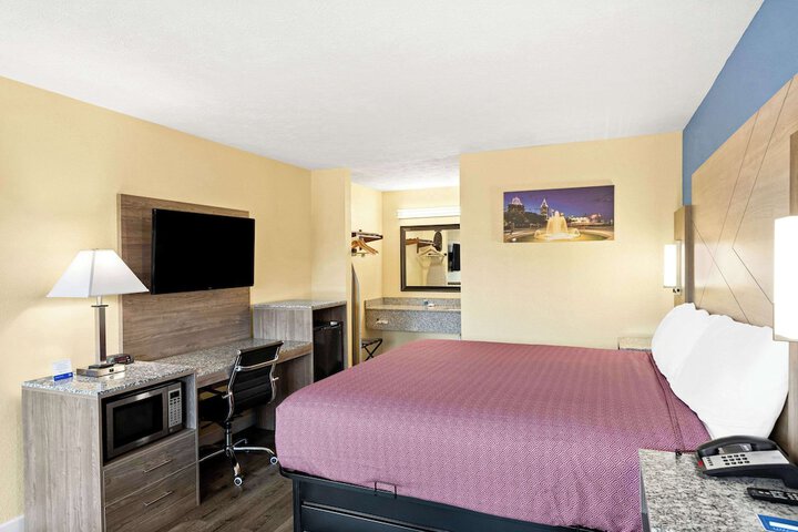 1 King Bed (16 of 18)