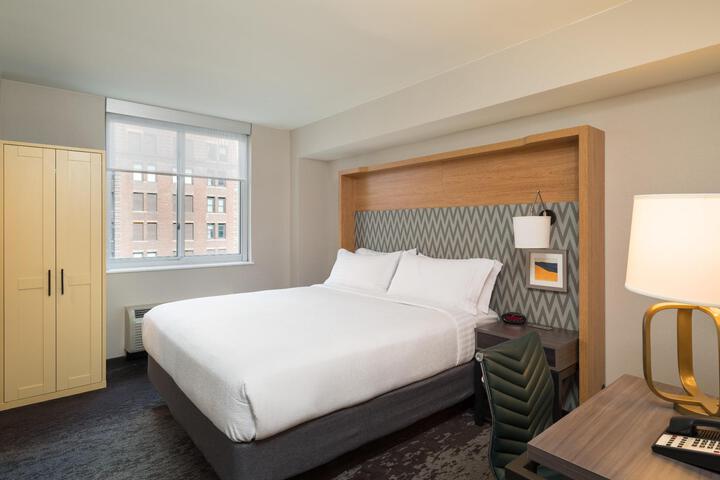 1 Cali King Bed Comm Mobility Accessible Tran Shower (6 of 14)