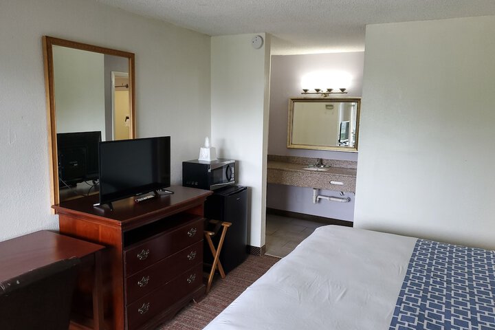 1 King Bed (4 of 5)
