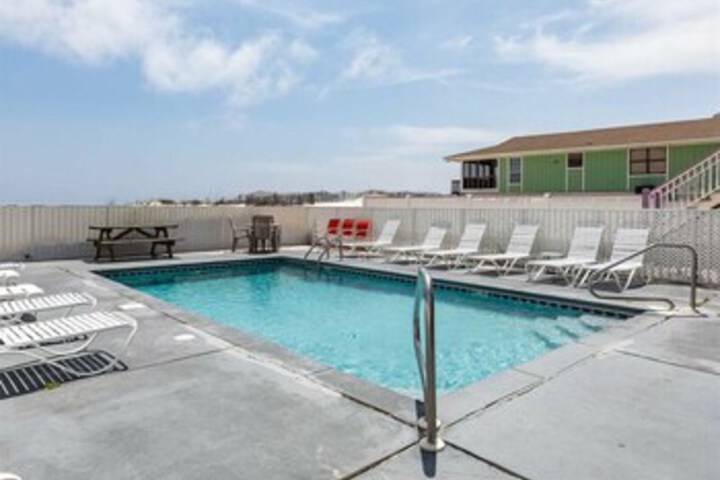 Pool 47 of 75