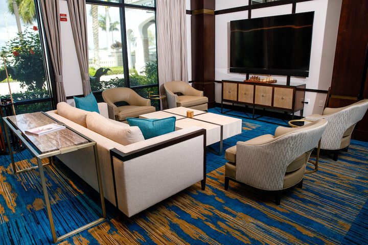 Lounge 83 of 110
